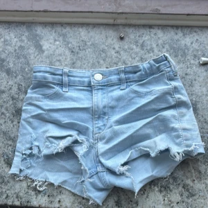 Ljusblå jeansshorts  - Säljer ett par ljusblå jeansshorts från Denim Co med råa, slitna kanter och trasiga detaljer framtill. Jag har klippt den själv och passar runt xxs och xs  💕