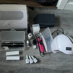 Nagel-kit - Nagel set med allt möjligt, elekrisk nagelfil, UV-lampa och dammuppsamlare samt gel från depend och luunails☺️Säljer allt för 400