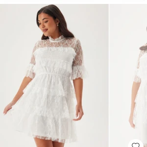 Vit spetsklänning/studentklänning från Bubbleroom - Supersöt vit kortklänning med volanger och transparent spets från Bubbleroom.  Använt endast en gång, under min student i somras, inga defekter. Nypris: 699kr.      (Pris går att diskutera🥰)