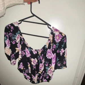 Off shoulder topp - Blommig off shoulder tröja med etikett kvar. Material: 100% viscose