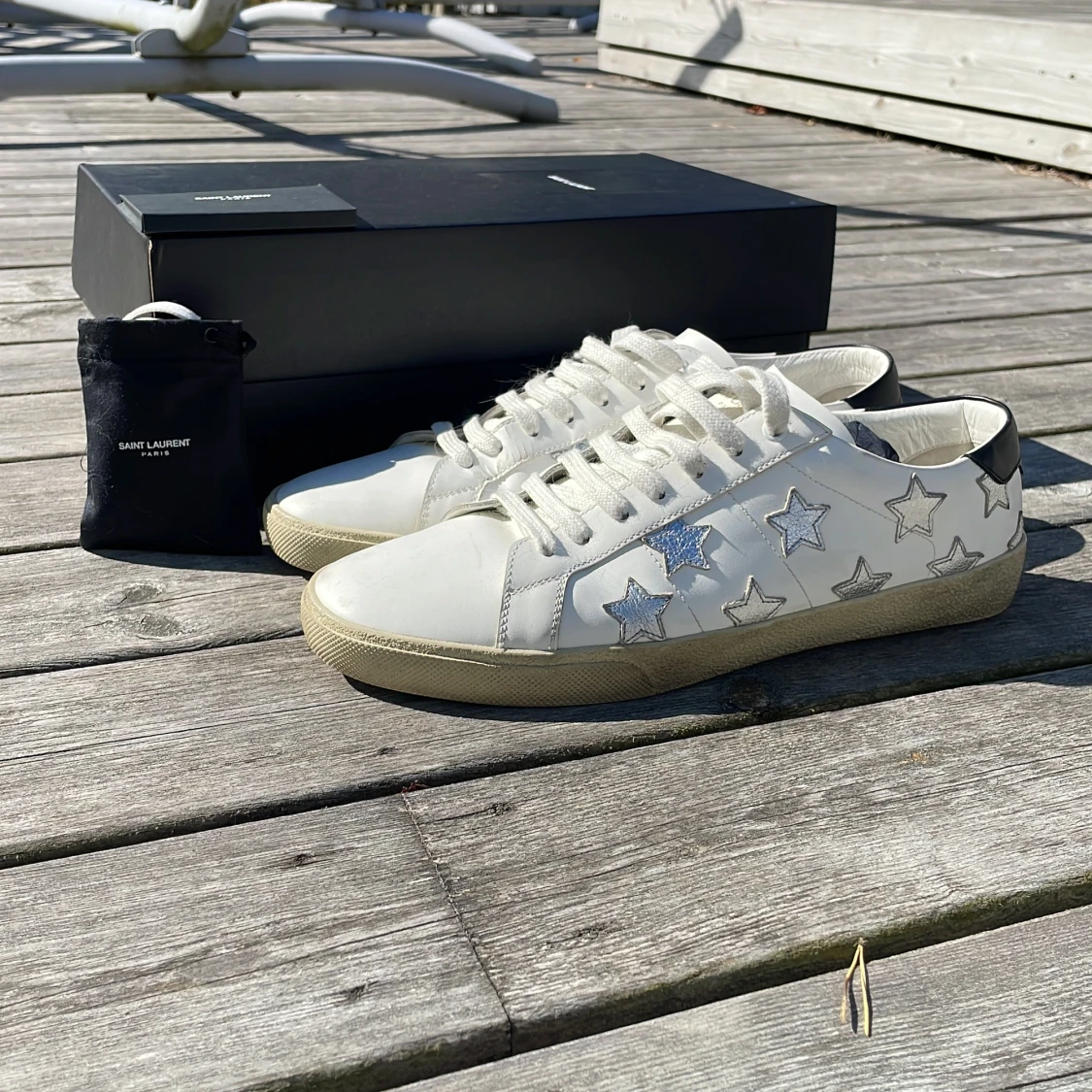 Saint Laurent vita sneakers med stjärnor