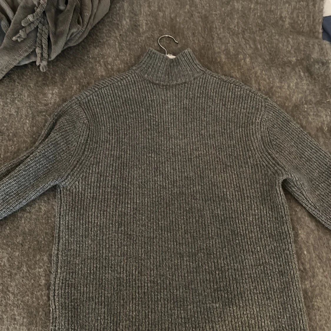 Grå stickad half zip tröja från Zara - 1