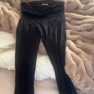Svarta yoga pants  - Svarta mjukisbyxor som sitter skönt och ger en chill vibe. Byxorna har en rak passform och är gjorda i mjukt bomullsmaterial
