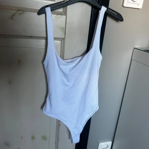 Body Zara - Helt oanvänd body från Zara. Den är i Storlek S och bar i ryggen. 