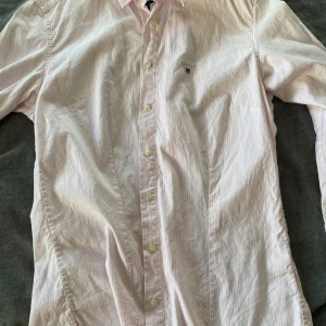 Gant skjorta - Rosa gant skjorta, knappt använd men har några år på nacken. Inga hål,märken/fläckar. 