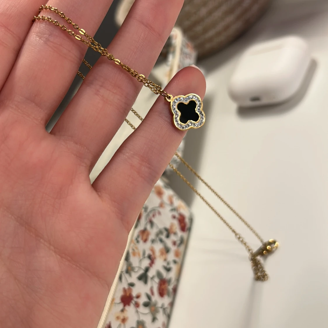 Guldhalsband med svart fyrklöver - 1