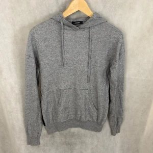 J.lindeberg kashmirhoodie  - Tröjan är i nyskick och passar någon som är 165-173! Modellen är 185