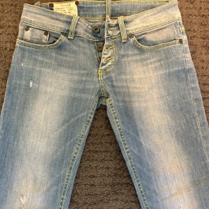 Dondup jeans - Säljer nu ett par riktigt feta Dondup jeans. Storlek W29, längden är 88,5 cm. Jeansen är förkortade men inget som märks vid användning. Märket där bak där det står Dondup är inte synligt, men Inget man tänker på. Om du har några fler funderingar så är det bara att fråga på! ❇️