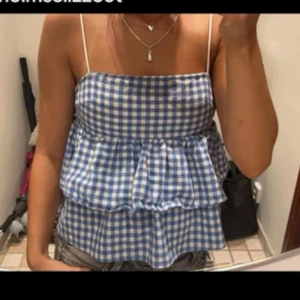 Blåvit rutig volangtop - ❗️min egen bild, får ej användas av annan ❗️Märke eller storlek står ej, men passar mig som är S/M. Lite nopprig, men annars fint skick 🤍