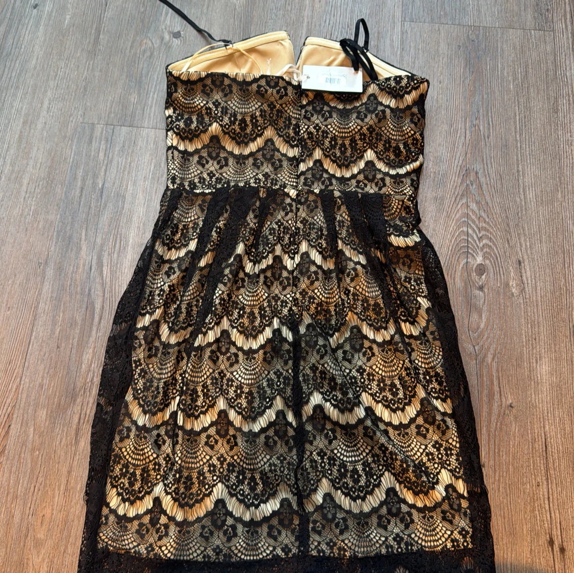 Svart spetsklänning från Dry Lake - 1