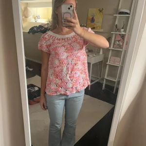Virkad tröja  - Säljer denna virkade tröja. Kontakta vid frågor eller intresse. Ingen storlek står i tröjan men skulle gissa på S-M❣️