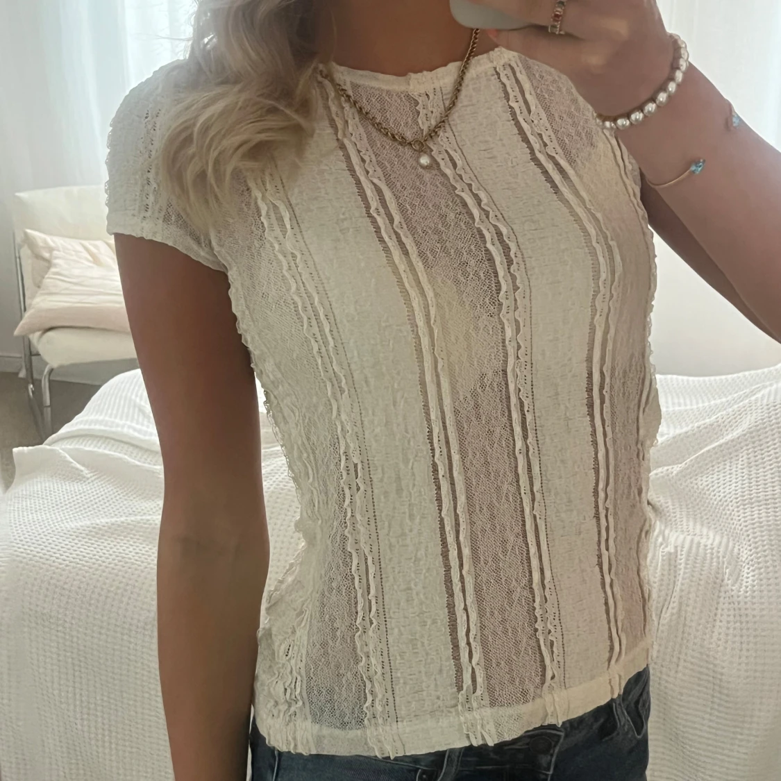 Vit spetsblus med kort ärm - 1