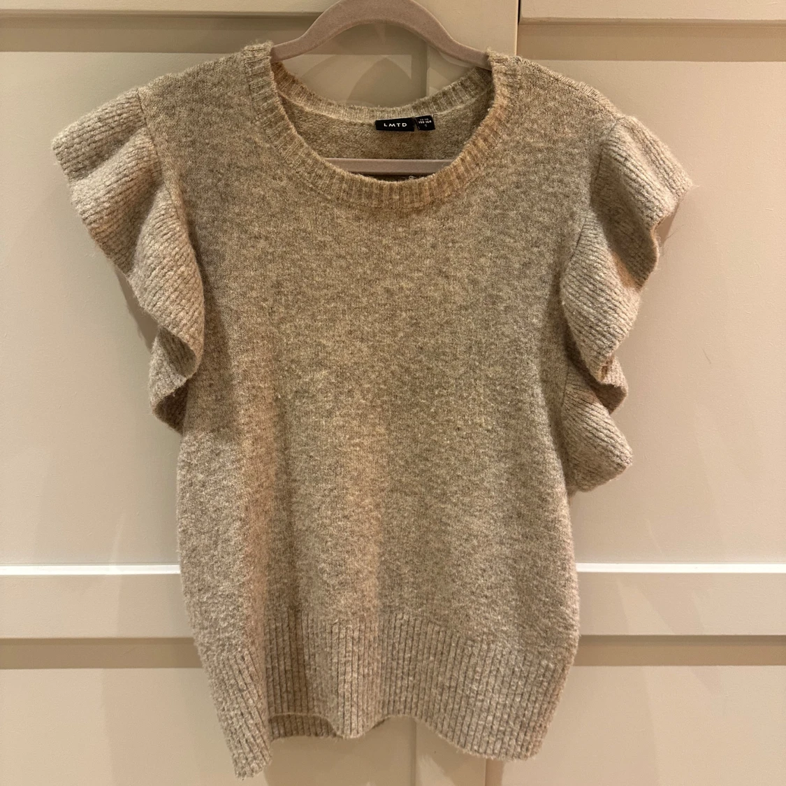 Beige stickad topp med volangärm - 2