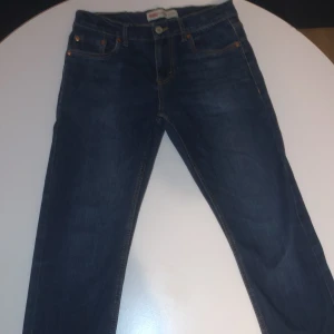 Levi's 512 Slim Taper jeans blå - Snygga mörkblå Levi's 512 Slim Taper jeans med klassisk femficksdesign och gul kontrastsöm. Modellen har smal passform med avsmalnande ben och normal midja. Perfekta för dig som gillar stilrena och tidlösa jeans med modern siluett. Pris kan diskuteras😁😁