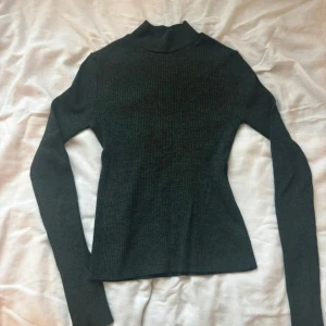 Mörkgrön ribbad polotröja från Zara - Oanvänd, sann till storlek