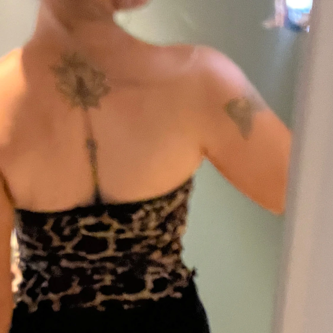 Leopardmönstrad tubtopp i beige och svart - 3