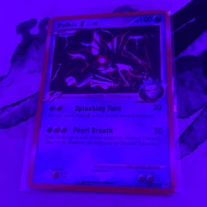 Palkia G Lv. 78 - Samlarkortet Palkia G Lv. 78 är perfekt för Pokémon-fans! Med cool design och starka attacker som Splashing Turn och Pearl Breath är detta ett måste för dig som vill utöka din samling eller spela med vänner. För att vara flera år är kortet i överraskande bra skick