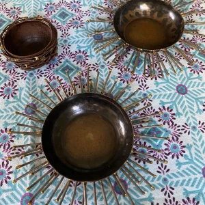 Nya ljushållare från Affari of Sweden  - Stått i skåp sedan köp. Färgnyans: Natur/brun Material Järn Köpta hos Affari of Sweden  Mått på de stora 15 cm diameter  Höjd på de stora 2 cm Vikt: de stora  95 gram   Den mindre väger 80 gr och är 6 cm i diameter.  