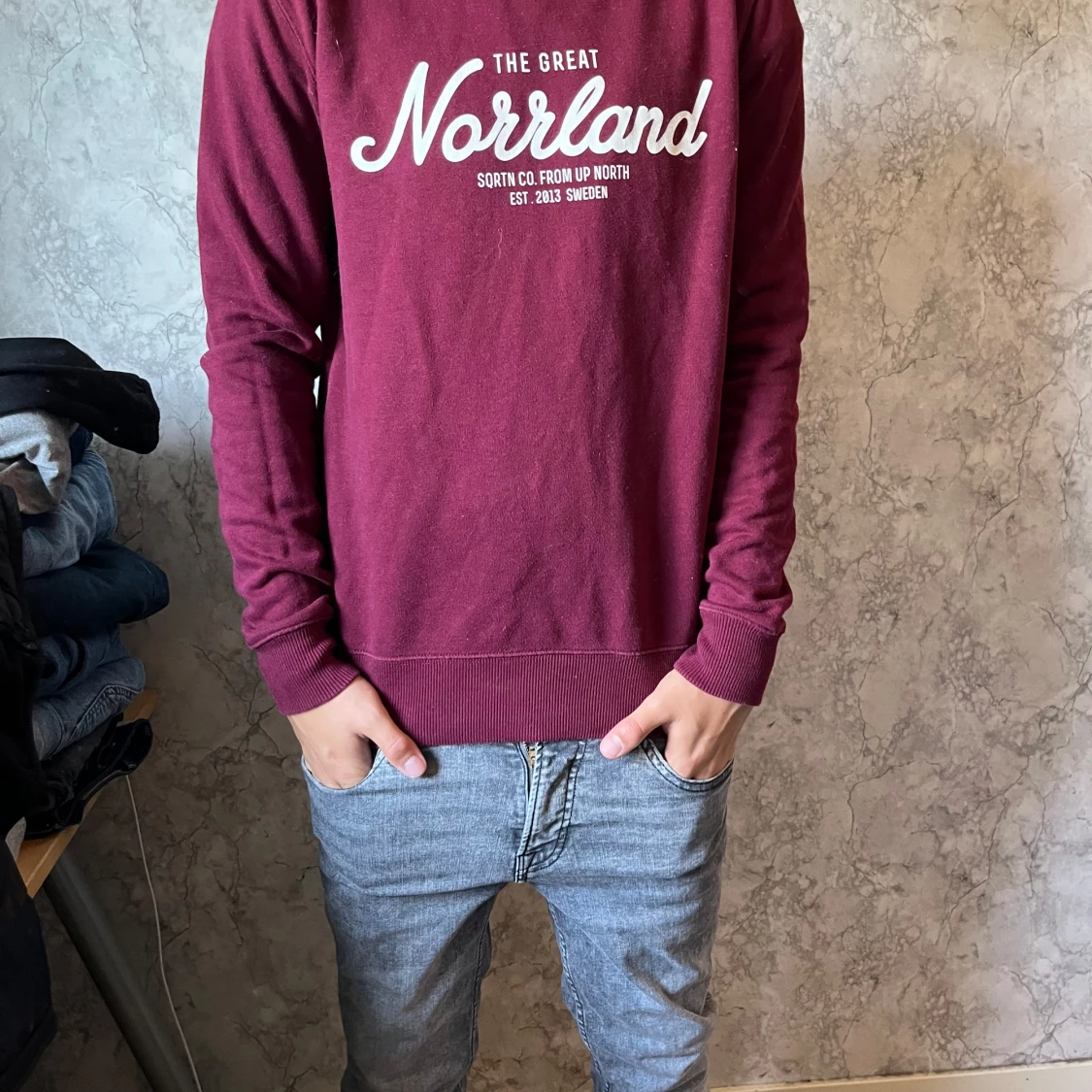 Vinröd sweatshirt från SQRTN Company