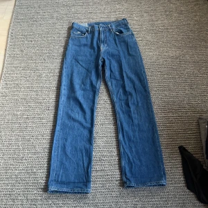 Blåa jeans från Karve, stl M - Blåa ganska raka jeans, lite baggy med hyfsat hög midja. Knappt använda. 