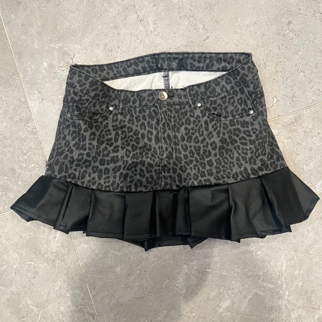 Leopardmönstrad kortkjol med volang