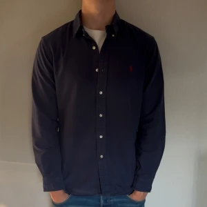 Ralph lauren skjorta  - 📐 Storlek: M, slimfit ✨ Skick: Väldigt bra 📏 Modellen är 185 cm / 75 kg – sitter bra, normal i längd. 🔄 Funkar både till vardag och finare tillfällen.