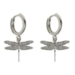 Silvriga örhängen med trollslända - Snygga silvriga örhängen med hängande trollsländor. Runda hoops med detaljerade trollsländeberlocker som ger en cool och unik look. Perfekta för dig som vill sticka ut med ett smycke som känns både trendigt och personligt. Aldrig använda!! Säljer då jag gillar guld mer! Står inte för postens slarv💓💓