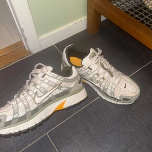 P-6000 - Nike P-6000 Cargo Khaki skor i storlek 41, mycket bra skick 9/10 används ett fåtal gånger varsamt, kvitto finns. Hör av er vid intresse!😁