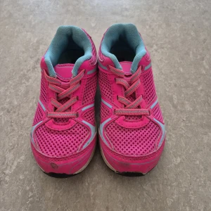 Sneakers - Färgglada sneakers i rosa och turkos med mesh-ovandel och snörning. Skorna har en sportig look med vit och svart sula och extra vadderad insida för skön komfort. Perfekta för dig som gillar att sticka ut med dina skor.