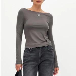 Nakd topp - Säljer en grå topp från nakd i storlek xs. Andhåls fåtal gånger och i fint skick. Nypris 279kr säljer för 45kr🤍