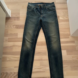 Tiger of sweden jeans blå 33/34 - Säljer ett par sjukt snygga blå jeans från T/J i modellen Iggy. Grymt skick, Storlek 33/34 modellen är slim/straight typ