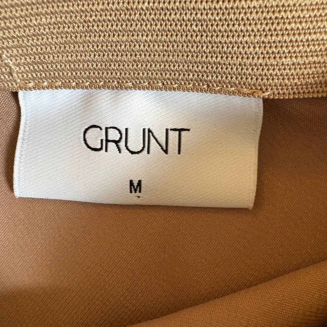 Beige satinlångkjol från Grunt - 1