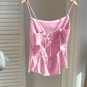 Blå  satin linnetopp med snörning - Bilderna är lånade.. den ser ut som på bilden bara att den är !ljusblå! 😌