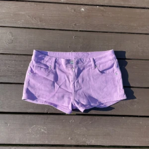 Low rise jeans shorts - Säljer Low Rise lila jeans shorts! I storlek S. 💋🎱 