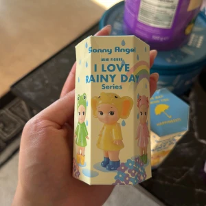 I Love Rainy Day Series - Säljer äkta Sonny angels i serien, i love rainy days. 300kr/st, har även en oöppnad! Byter gärna mot axolotln🥰 kan mötas upp om de skulle önskas🫶🏼