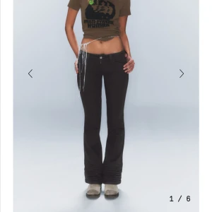 Svarta bootcut jeans från Weekday - Säljer dessa jeans från weekday i modellen ”BOOTY BEI LOW WAIST JEANS”. Köpta på Vinted och är helt oanvända, säljer då de var alldeles för små för mig. Stl 24/32. Innerbenslängden är 81cm💞säljer dom efter som dom inte passade(Felicia)