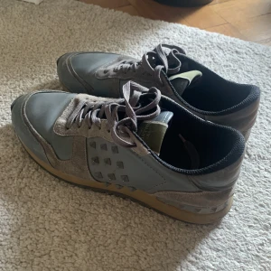 Valentino Rockrunners - Säljer dessa snygga Valentino Rockrunners perfekta till höst/vinter i storlek 43/44! De är i bra skick utöver en spik som saknas på höger sko. Pris kan diskuteras. Äkthetsintyg finns!