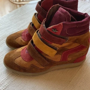 Isabel marant liknande skor från bullboxer - Säljer dessa fina Isabel marant liknande skor, med hög sula , som inte används längre. Priset kan sänkas. Färger: vinröd, gul och brun. Inte riktiga Isabel marant, bara inspirerade⚠️köp på vinted!!
