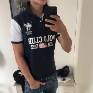 Mörkblå pikétröja Vinson Polo Club - Säljer en riktigt snygg piké för dunder pris, skriv om du har några frågor eller funderingar!!!