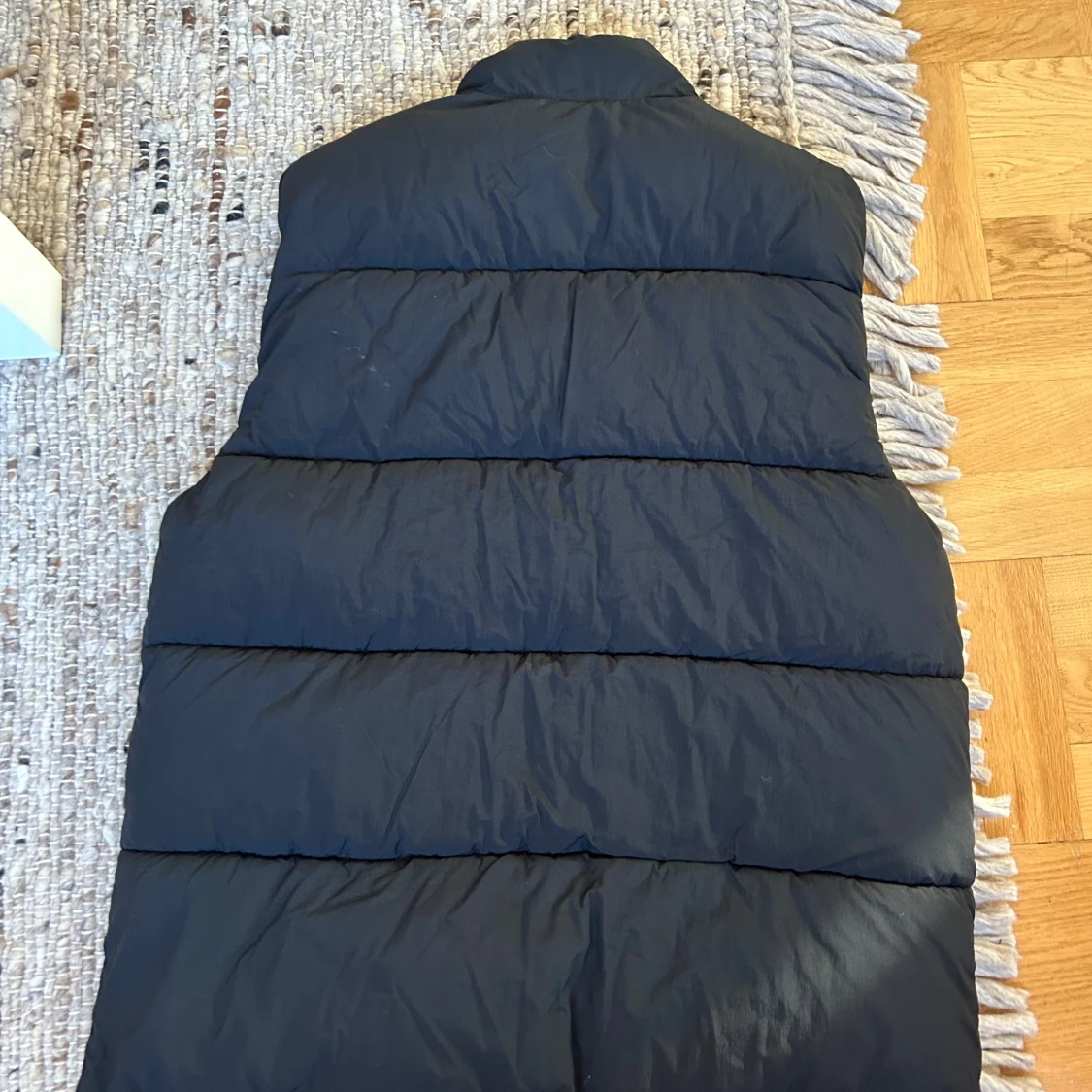 Svart dunväst med stora fickor - 1