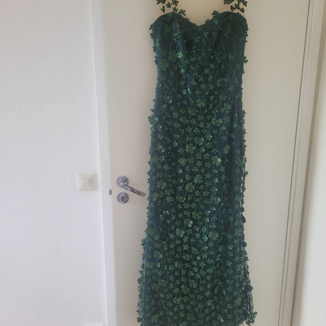 Grön långklänning med 3D-blommor