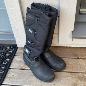 Ridstövlar  - Svarta höga ridstövlar från Covalliero. Storlek 37, men funkar för mig som har storlek 37-38. De är fodrade. Väl använda, man känner att stövlarna inte är i nytt skick. Priset går att diskutera.