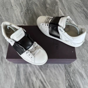 Valentino Open skor  - Valentino Open - Skick: Fint skick - Tillbehör: Valentino kort - Nypris: 6000kr - TrendWardrobe