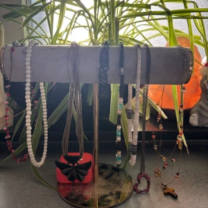  unika halsband med pärlor och stenar - Säljer flera halsband. boho-vibbar och passar perfekt för dig som vill sticka ut med accessoarer som ingen annan har. pris går att diskutera men riktar mig åt 20-50 kr! 