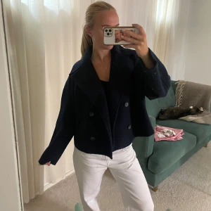Mörkblå skepparkavaj/trench coat  - Säljer en mörkblå skepparkavaj/trenchcoat med dubbelknäppning och bred krage. Jackan är i ullmaterial och har en loose passform som ger en chill vibe. Perfekt för höst och vinter när du vill vara både varm och snygg. Klassisk modell som funkar till många olika stilar💙💙💙 