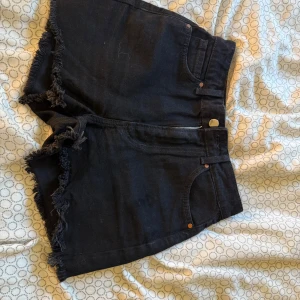 Svarta jeansshorts med fransar - Snygga svarta shirt från Bikbok!!! 