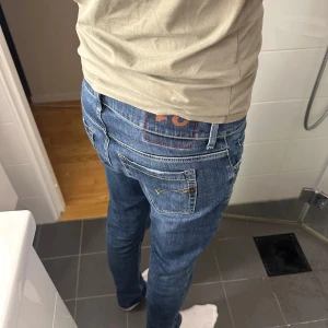 Dondup Jeans George - Dondup jeans modell George, mycket bra skick. Storlek - W31 L32. Passar också för W30. Tveka inte på att höra av dig vid funderingar! 