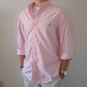 Ralph Lauren Skjorta - Stl L, Slim Fit - Hej säljer en fin Ralph Lauren skjorta I färgen Rosa, Perfekt till sommaren! 🏖🏝 |Skick: 8,5/10 | Stl: L, Slim fit | Han på bilden är 172cm, men passar längre | Fraktar spårbart med Instabox eller Postnord | Mvh Galgen 🤗