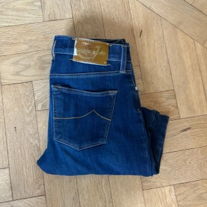 Jacob cohen jeans - Nästan ny skick Jacob Cohen jeans. Ända defekten är på lappen på baksidan (se bild 4). Storlek 27 och passar någon som är ungefär 165-170. Modellen är slimfit.
