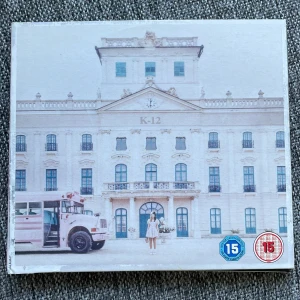 Melanie Martinez k-12 Cd+dvd - K-12 cd+dvd edition, cd med alla låtar från k-12 och dvd med k-12 filmen. Man får även med en liten bok där låttexterna och bilder från filmen är med. Använd nån enstaka gång men i bra skick. Nypris: 249